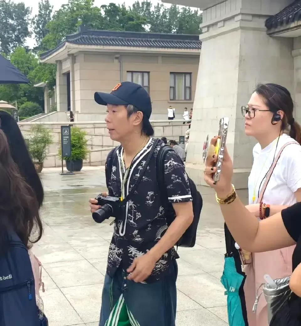 当年紫霞仙子和摇滚浪子的爱情，如今都有这么大的结晶了！朱茵带着老公黄贯中和女儿在
