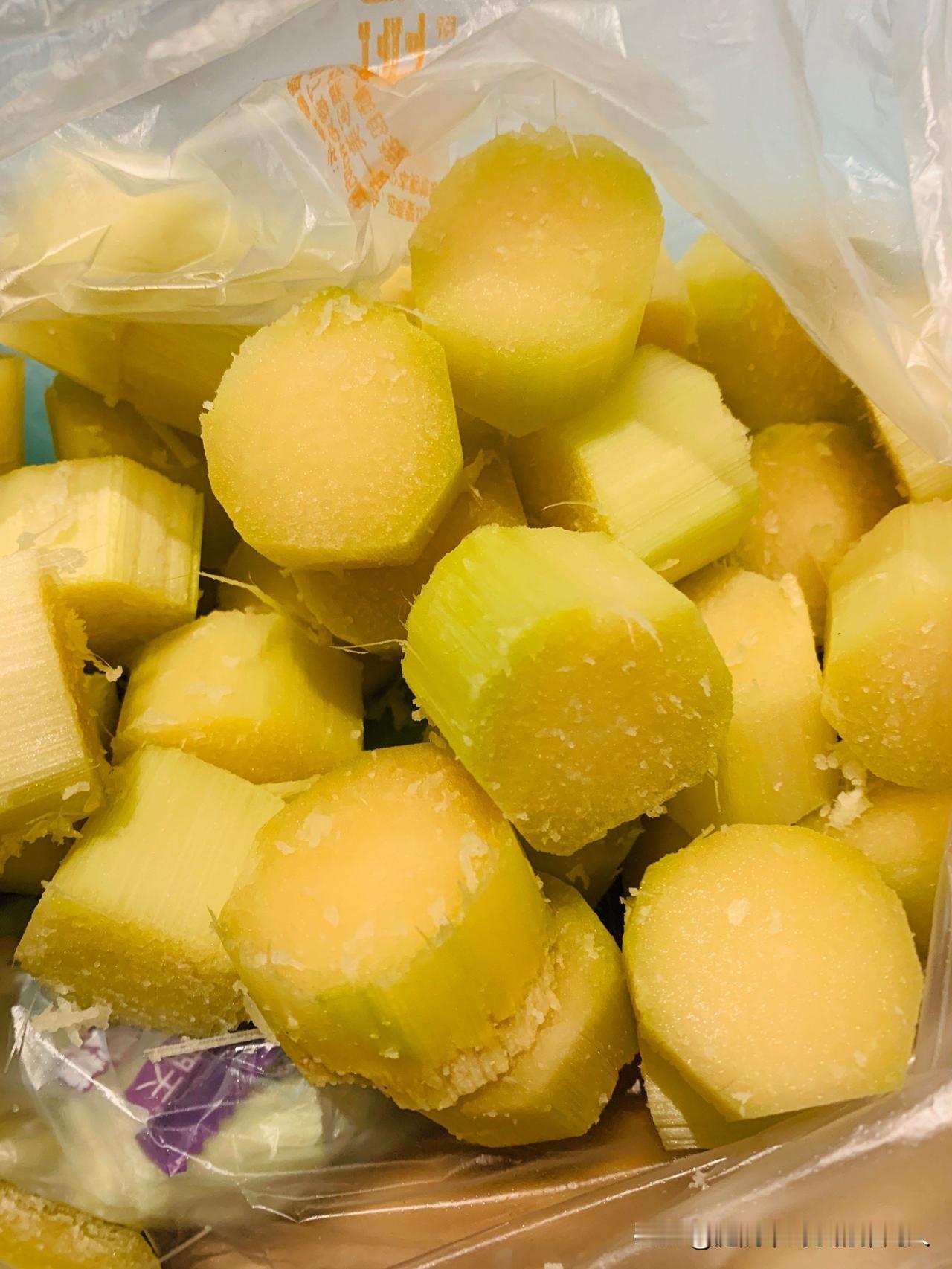 奉劝那些喜欢吃甘蔗的人，吃甘蔗一定要适量。昨天在水果店买了一兜青皮甘蔗，削