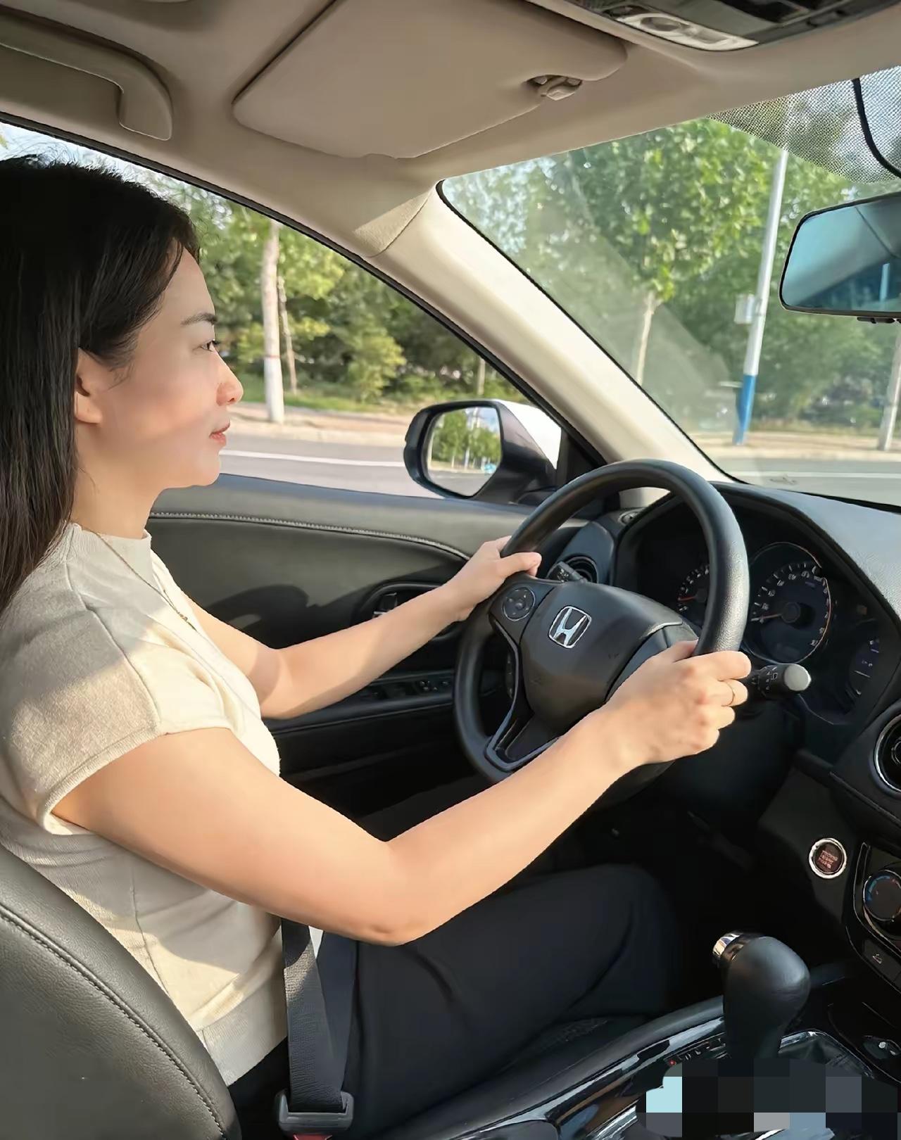 自己会开车后，才慢慢琢磨出这些实在道理：​第一，别主动让人蹭车。​第二，眼镜