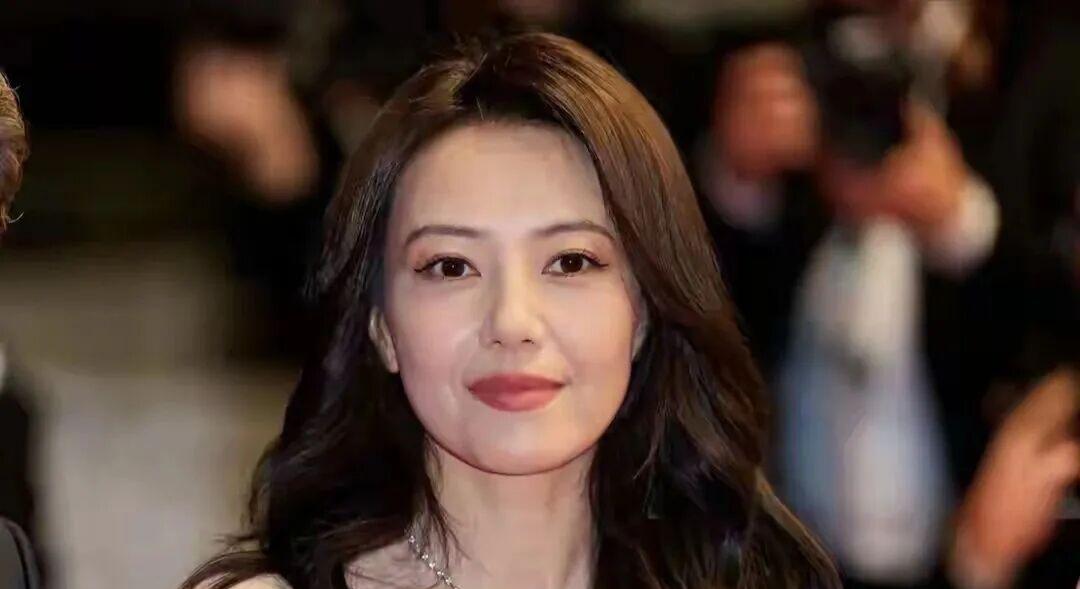 47岁高圆圆一看就没有医美，素颜照太真实在那一年的时候,高圆圆她当时是二十四岁