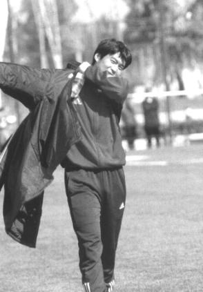 在2001年甲A联赛尾声，有这样一幕：打完比赛，申思和吴承瑛交换球衣，来了个男人