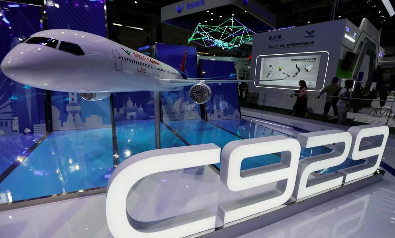 在民用双发远程宽体大飞机的研发和生产领域，美国波音公司和欧洲空客公司已维持几十年