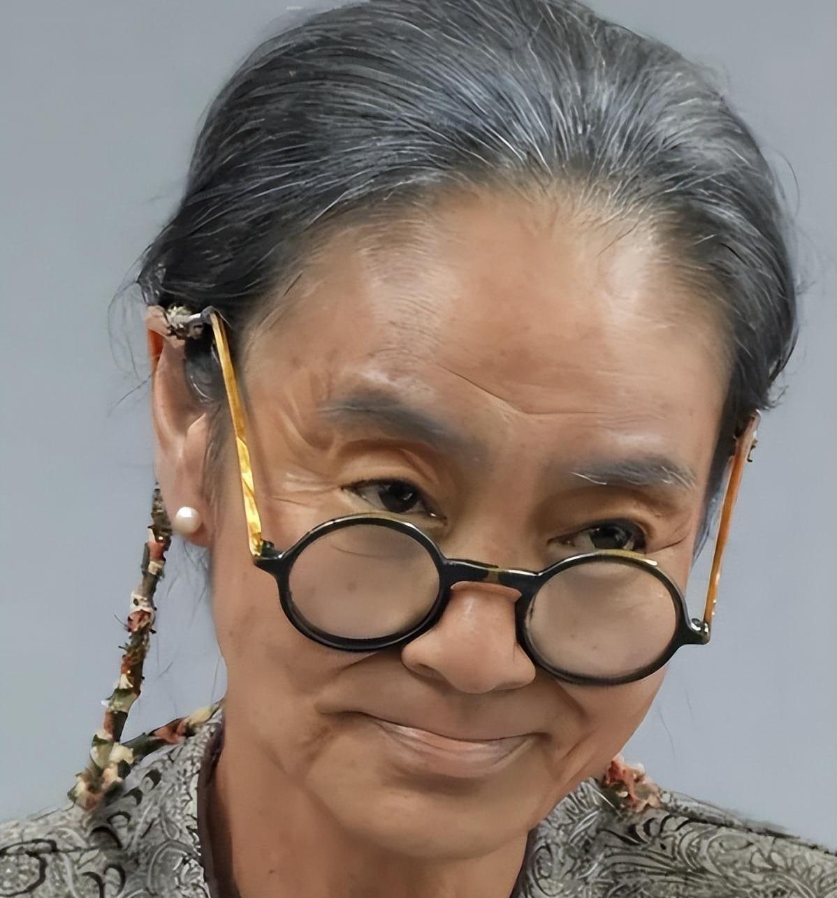 65岁的刘雪华，在新电影里演一个90岁的老人。那一头白发和满脸的褶子，把演员殷