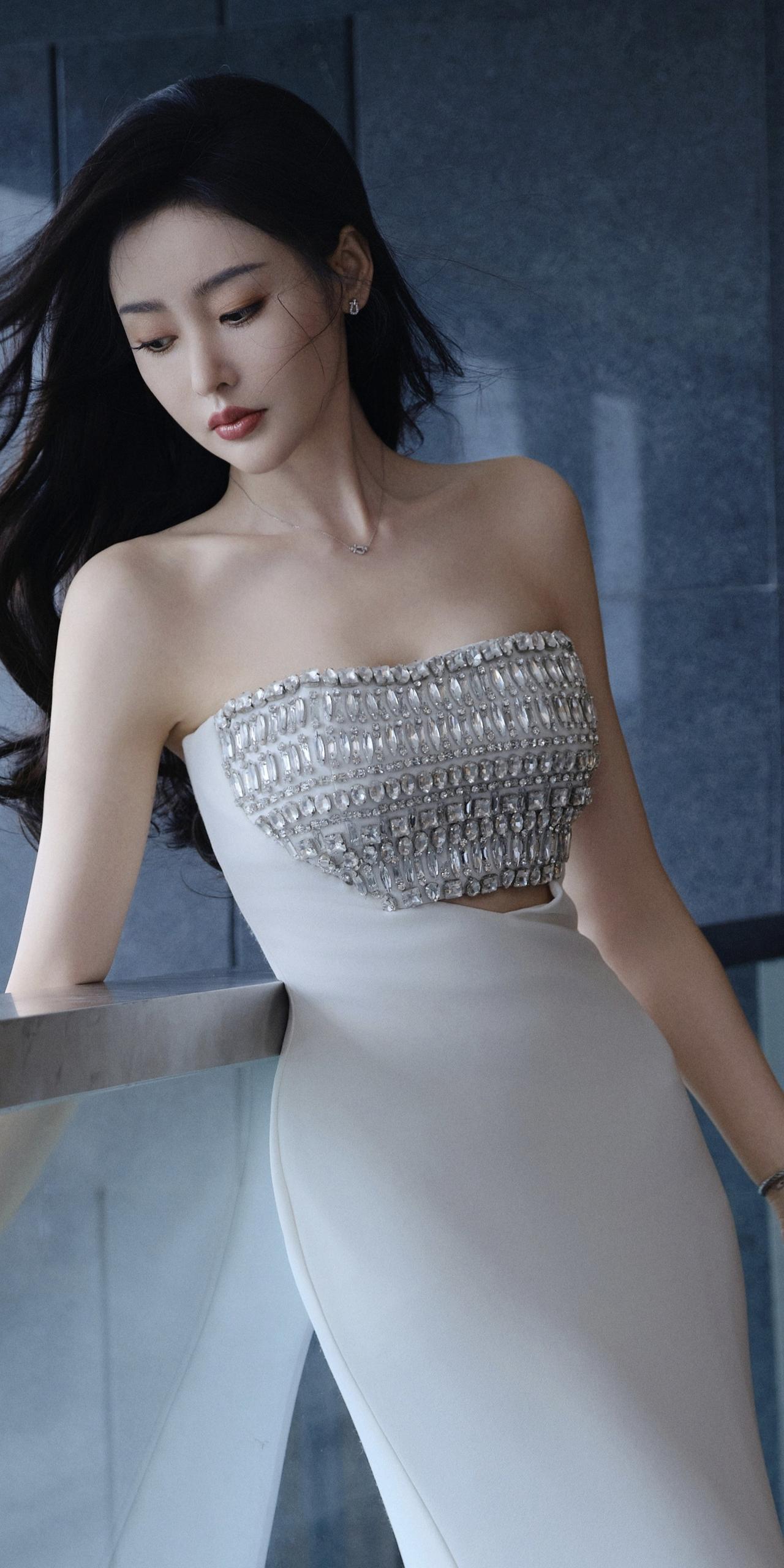 张天爱白裙穿搭壁纸，婀娜柔美姿态。