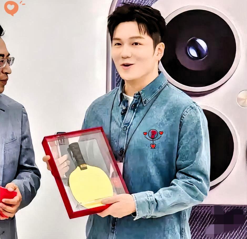 厉害了，小胖获得金球拍了，这可是纯金的啊！2025年11月24日，樊振