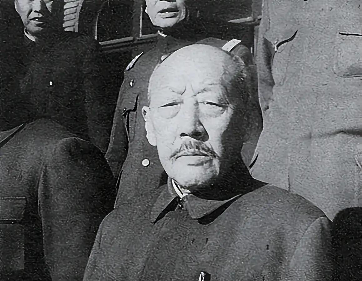 1950年，大汉奸张景惠走进战犯管理所，却看见同为汉奸的儿子穿着军装站在门口。他