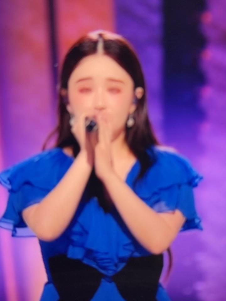 浪姐直播第一个掉链子的来了。就是阚清子姐姐。她的演唱太拉了，气息也不稳，唱的