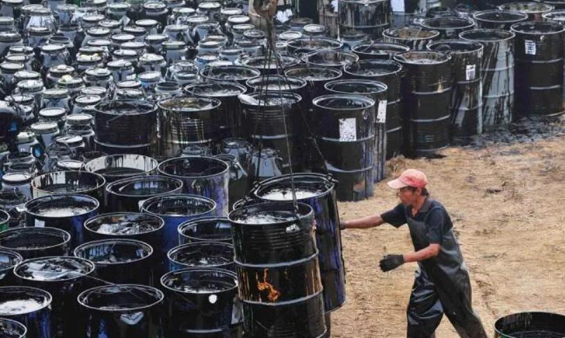 14万吨油轮被炸26日，多个权威媒体披露了一起发生在黑海的惊险事件，一艘载有