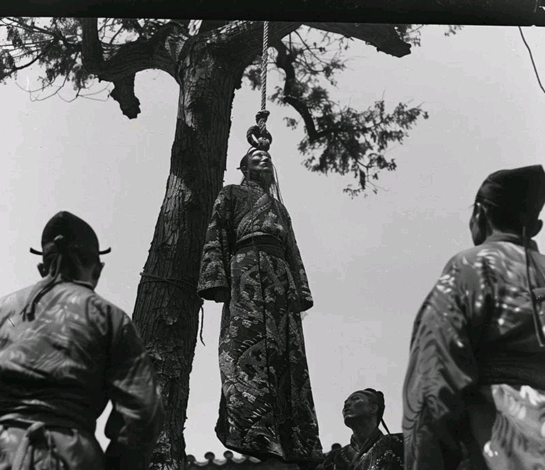 1644年3月18日深夜，崇祯皇帝在煤山摔碎玉杯，对天长啸：“朕非亡国之君，诸臣