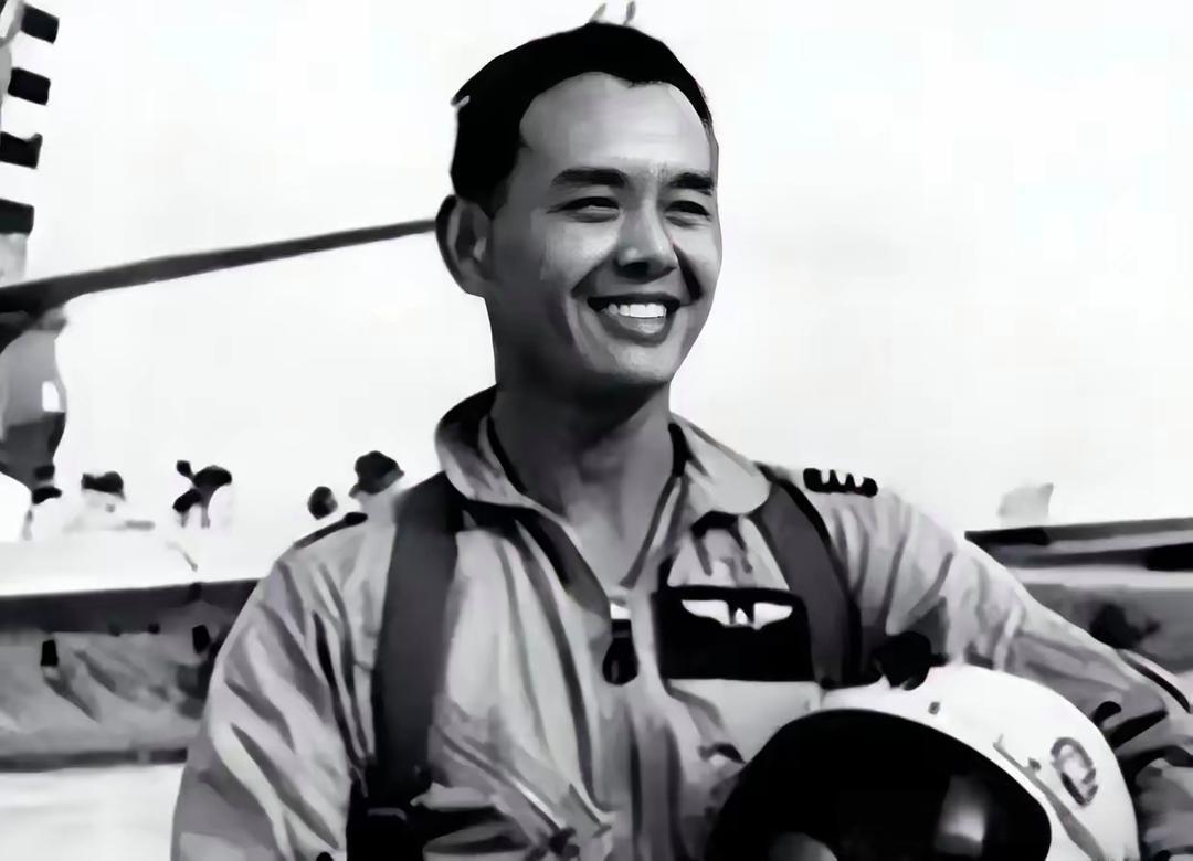 1956年他驾机起义，因没挂白旗被解放军猛轰，落地后才知，他驾驶的竟是蒋纬国的专