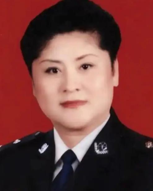 1988年，女警王玉荣结束卧底任务未换警服，遭两名壮汉强行塞进出租车，脖子被歹徒