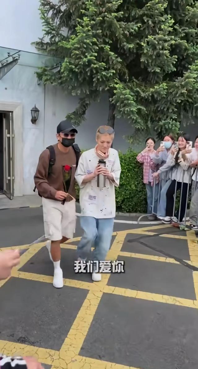 鹿晗新造型与邓超同框引争议，怎么看起来这么沧桑啊。