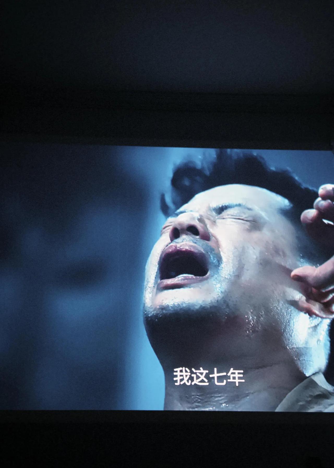 《扫毒风暴》第20集林强峰那段戏，看得人满脑子问号——戴着防毒面具进操作间，突然