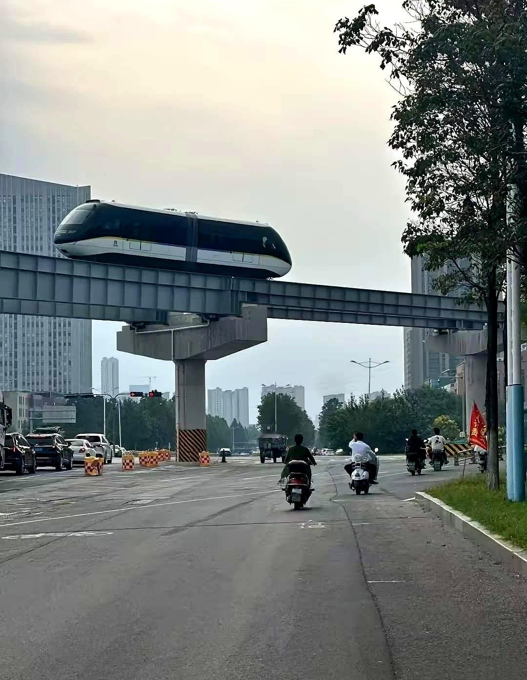 济南云巴开始运营了！一开始都担心风大把它吹下来，看了轮子的机构放心了！原来车