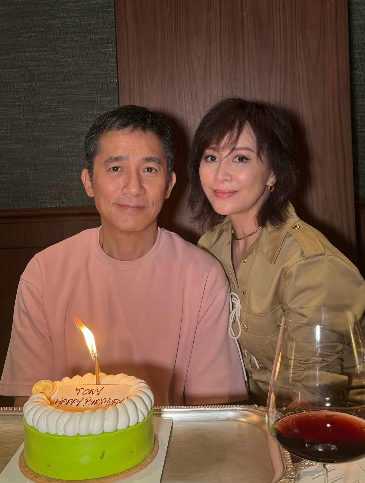 6月27日，是梁朝伟的63岁生日，刘嘉玲晒出这张庆生合照，简单的一句：“生日快乐