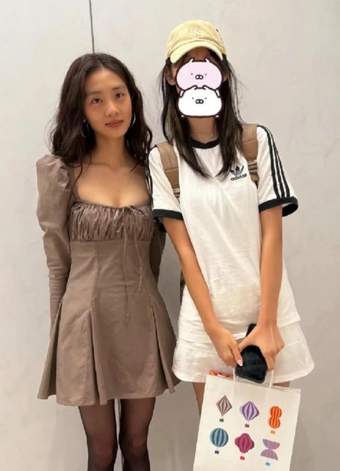 黄多多近日在韩国和妈妈逛街被网友偶遇，照片里的她，看起来很漂亮，身材高瘦，留着蓬