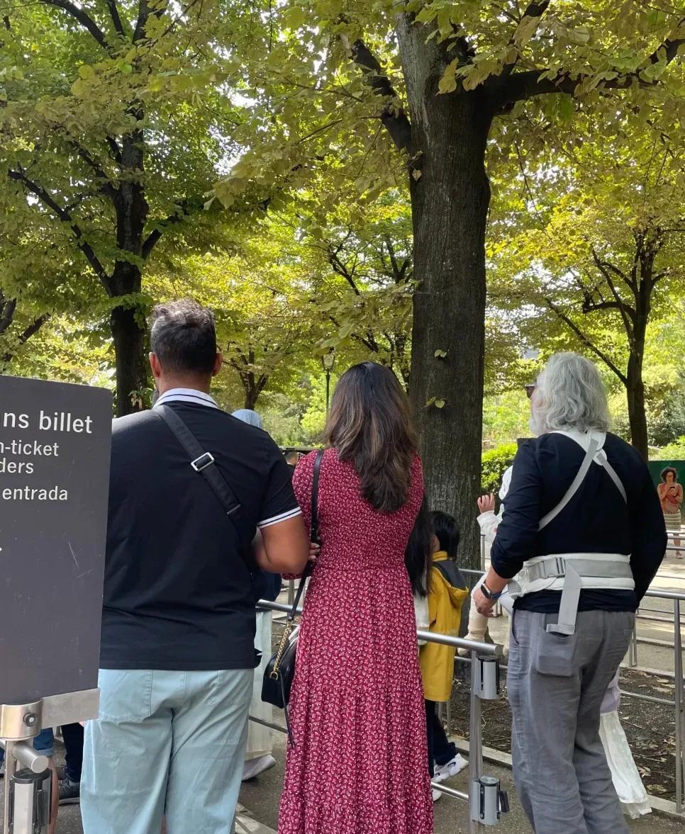 古稀之年的张纪中，暑假期间带着老婆和四个孩子到欧洲旅游，每到一著名景点打卡留念。
