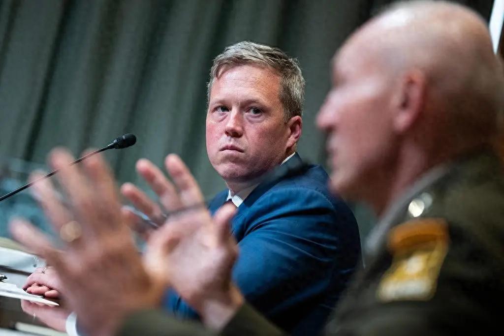 美军政圈炸锅！美国陆军部长拒接五角大楼，背后水有多深？11月26日，《华尔街