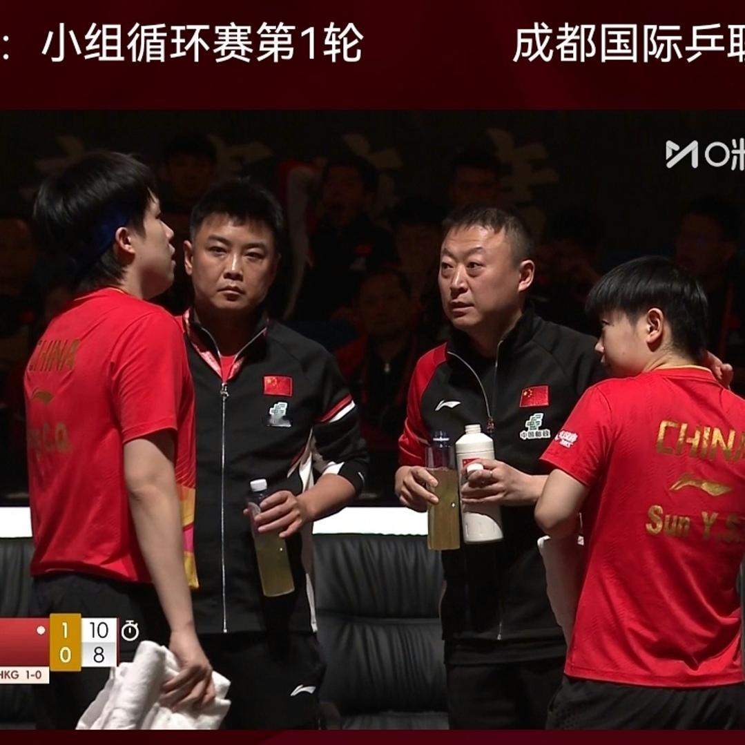 今年的成都混合团体世界杯，有一个很特别的场面，就是混双比赛的时候，国乒这边是男队