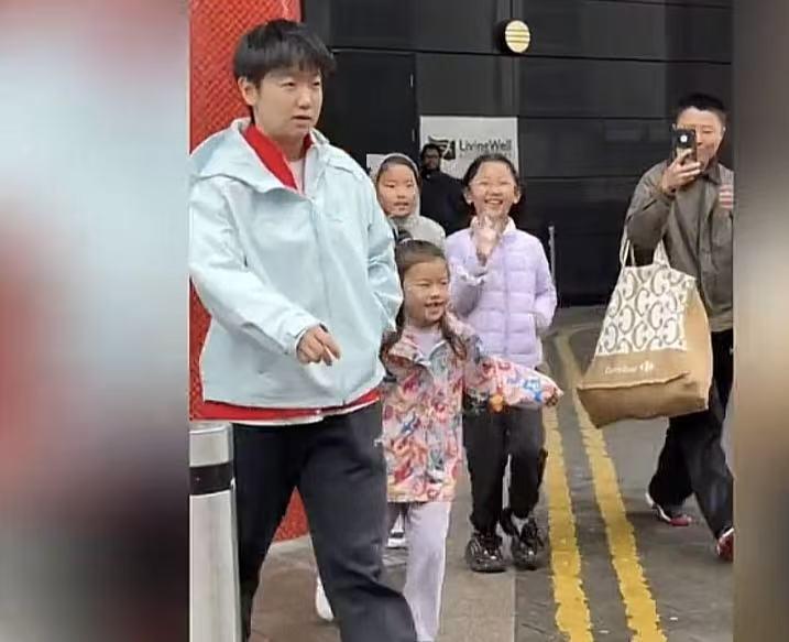 哈哈！莎莎一出酒店门就被小朋友们追[大笑][大笑]走太快了，没有看到门口有位超