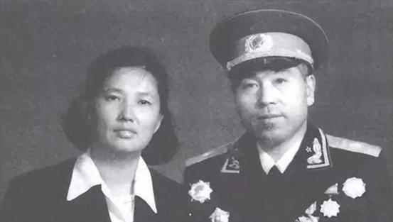 谭希林为他级别被定低鸣不平，赖传珠：可纠正！他说：维持现状吧“1955年9月，
