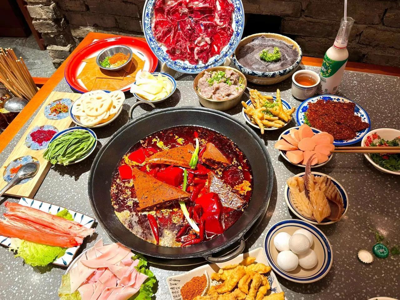 “离大谱了！”重庆，一女子和家人去重庆老火锅吃饭，花了240.9元，结账时，女子