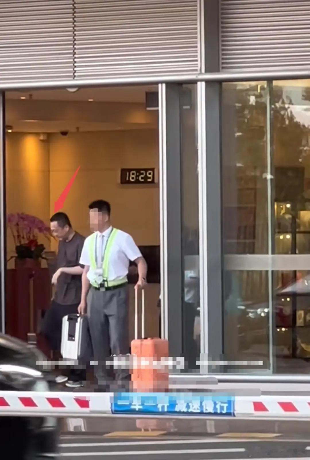 玲花一家三口回北京，12岁女儿身高疯长超过妈妈，看着有170了！