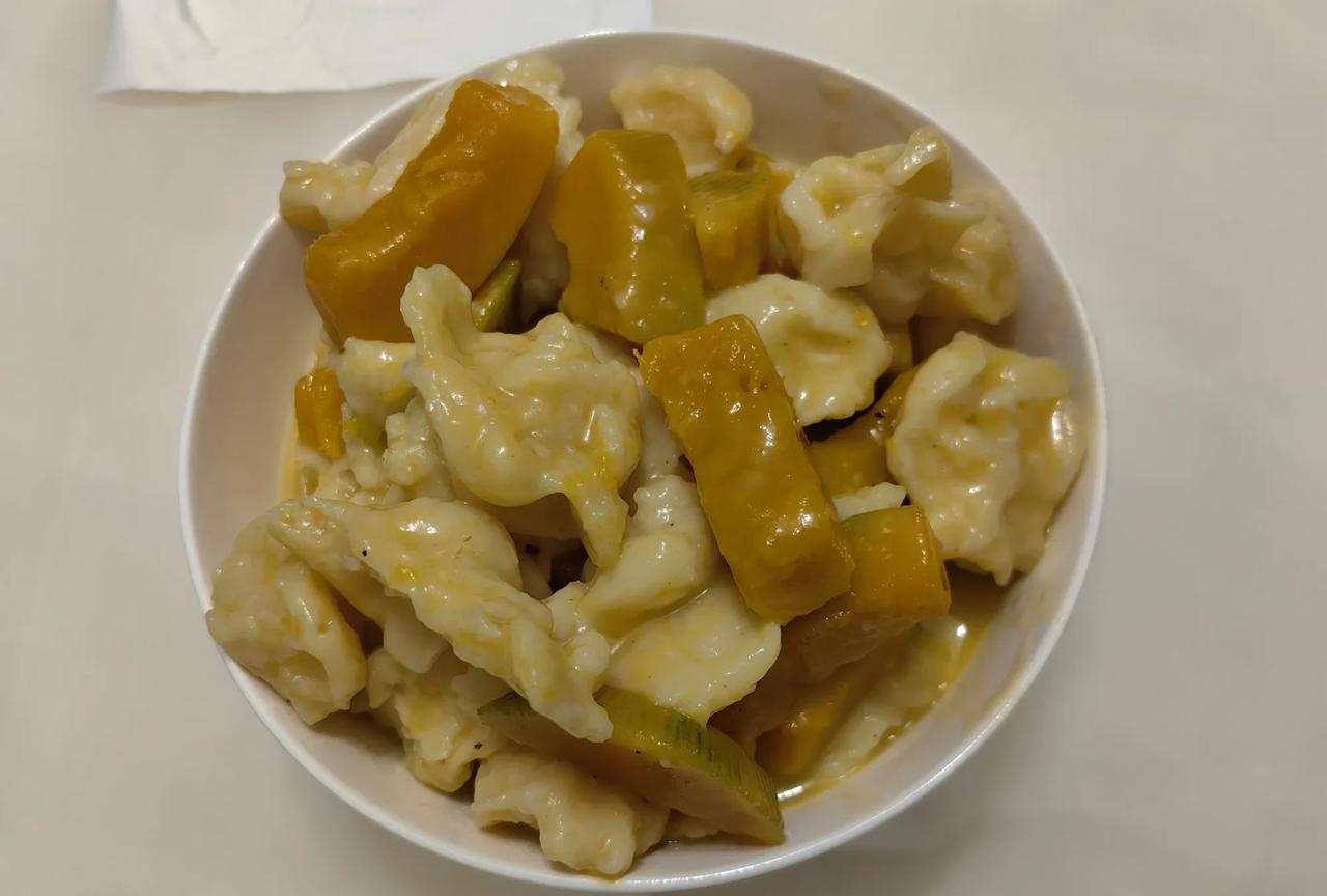 突然想吃面疙瘩啦，那是小时候的味道，也是妈妈的味道。已经几十年没吃过了。记得小