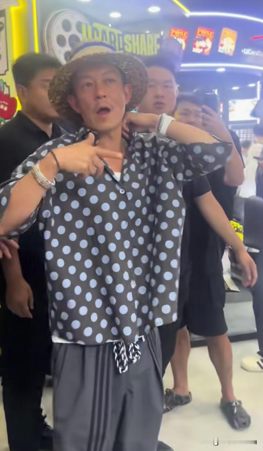 当你认为陈冠希怎么落魄成这样了，不修边幅，其实是我们没看懂，人家依旧从上到下都是