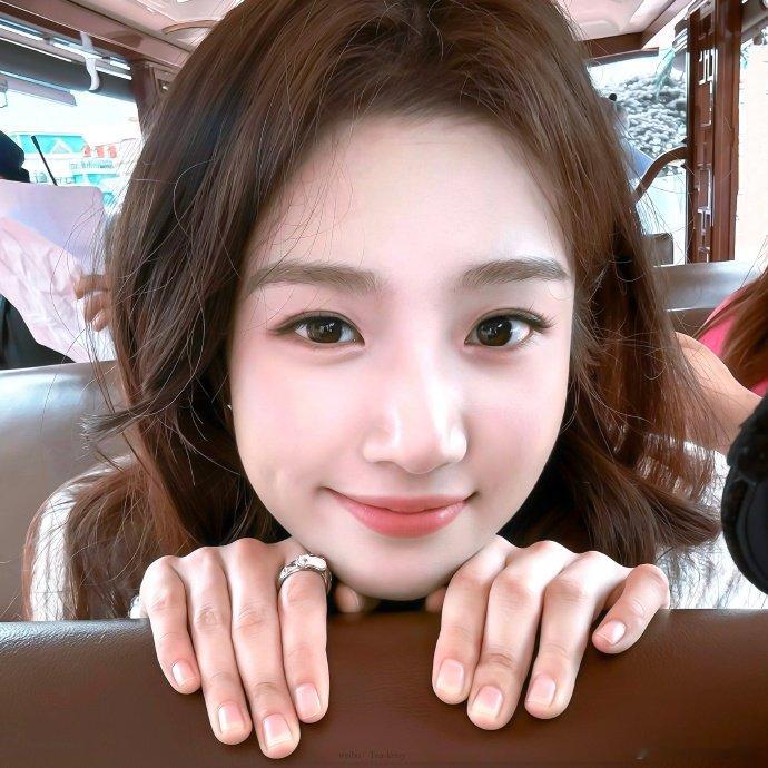 卢昱晓也太真诚了吧！直接跪下和粉丝合照，笑嘻嘻的样子软软糯糯，心都被暖化了