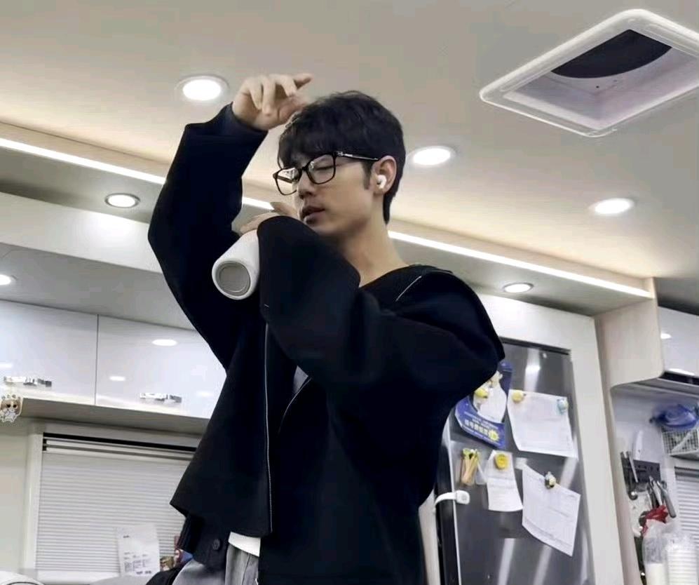 肖战的vlog，已经成了粉丝的“显微镜”和品牌的“钞能力”试金石！撬动5000