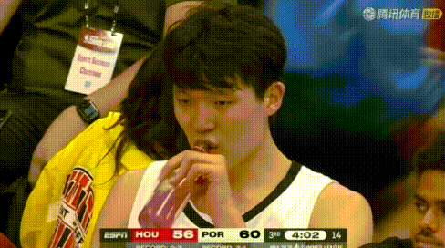 手好大！杨瀚森：谁还不是口服液啊。图1：这饮料瓶在他手里好小，视觉效果真跟口服