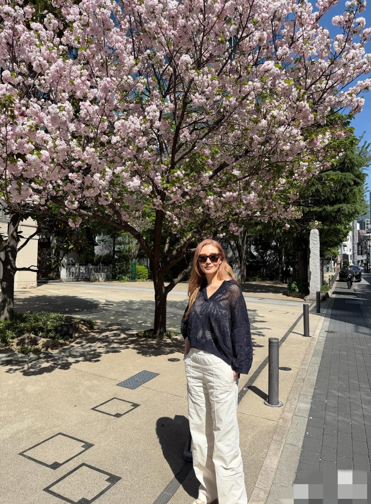 4月12日，李嘉欣日本看樱花，染了奶奶灰好显老，颈纹那么深法令纹也多，第一一眼差