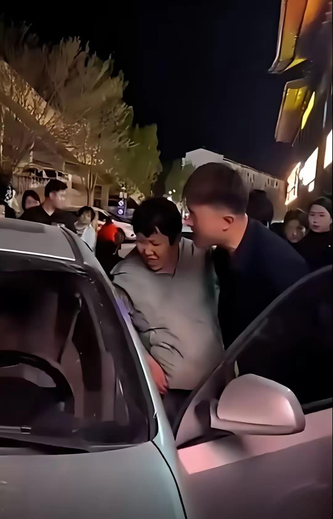 这梁山彩礼瓜直接打成全武行了！女方狮子大开口要20万，男生没给，结果她喊人把男生