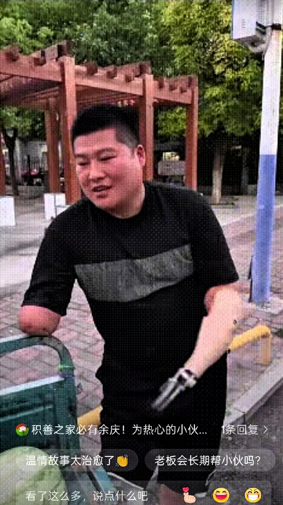 街头一个残疾小伙守着一车西瓜叫卖，路过男子尝了块西瓜后，没有扫码购买，而是转头走