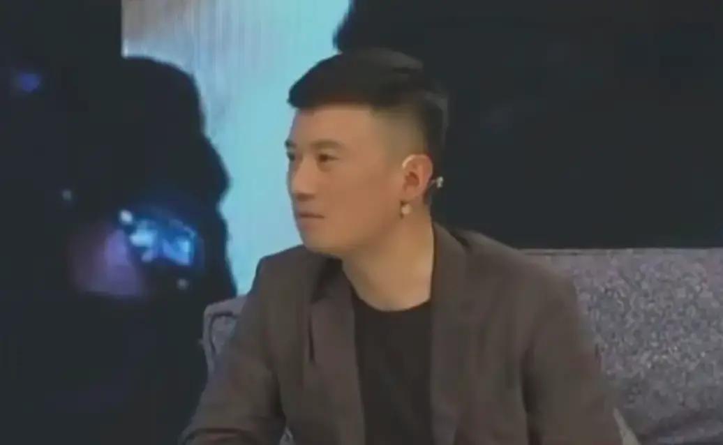 14年配角，他凭1场墓前戏翻盘2003年，于和伟在南京军区文工团熬了7年，