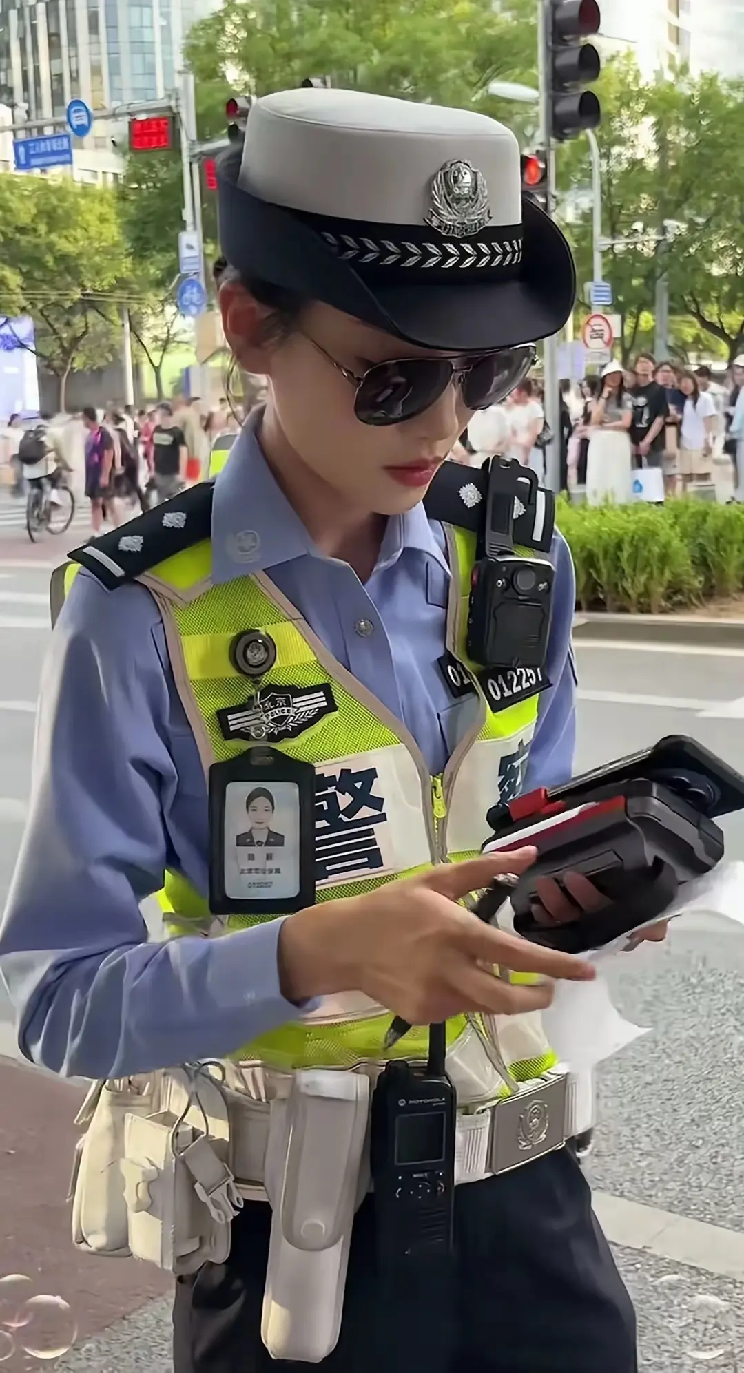 这个美女警花是哪里的？身材真好，警服为什么穿在她身上那么得体