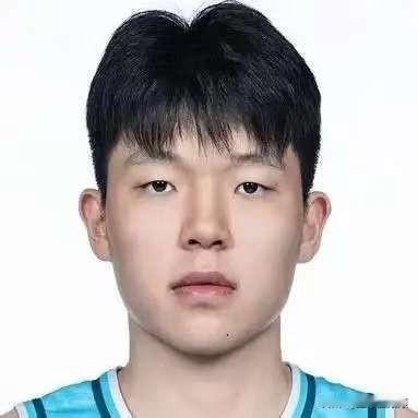 恭喜杨翰森，加入湖人队！大家都知道，湖人队缺中锋，那休赛期湖人管理层的主要工
