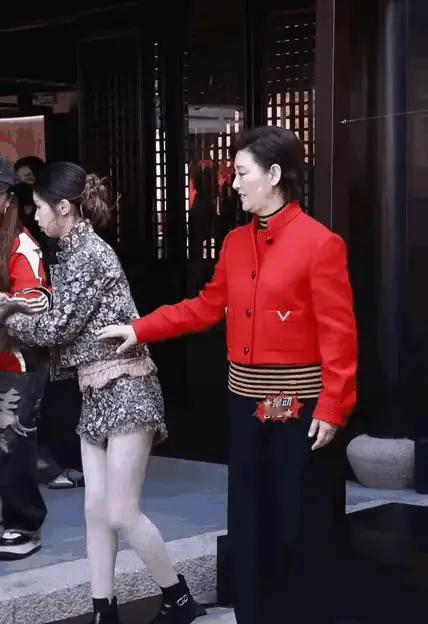 这个养女徐朵，活得比很多亲闺女都硬气。昨晚的时尚活动，她一身定制礼服站在徐帆旁