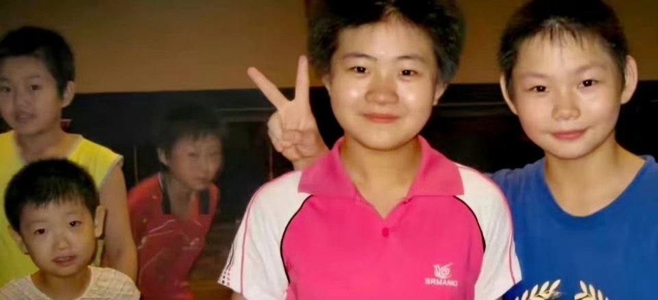 发现了一张孙颖莎和何卓佳同框的老照片！可笑的是，看到很多人说“小将何卓佳”，我还