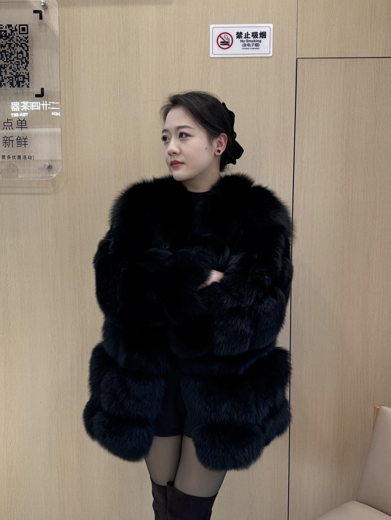 什么样的穿搭可以成为气质女神?优雅黑皮草穿搭，尽显冬日奢华魅力！🌟👗👠