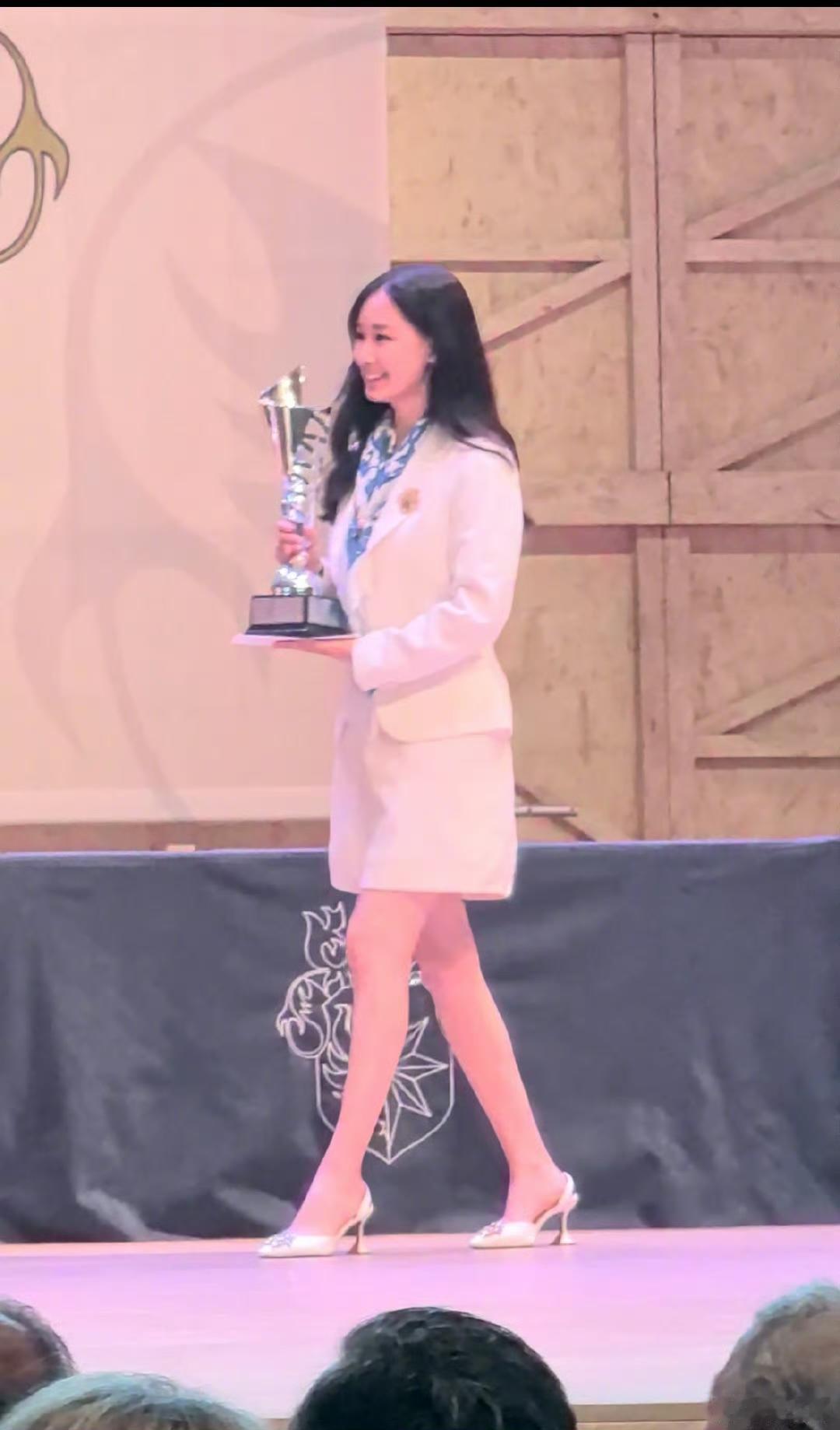 赵文卓女儿高中毕业，还拿到了生物、艺术和最高成就大奖，最优秀星二代非她莫属了吧？