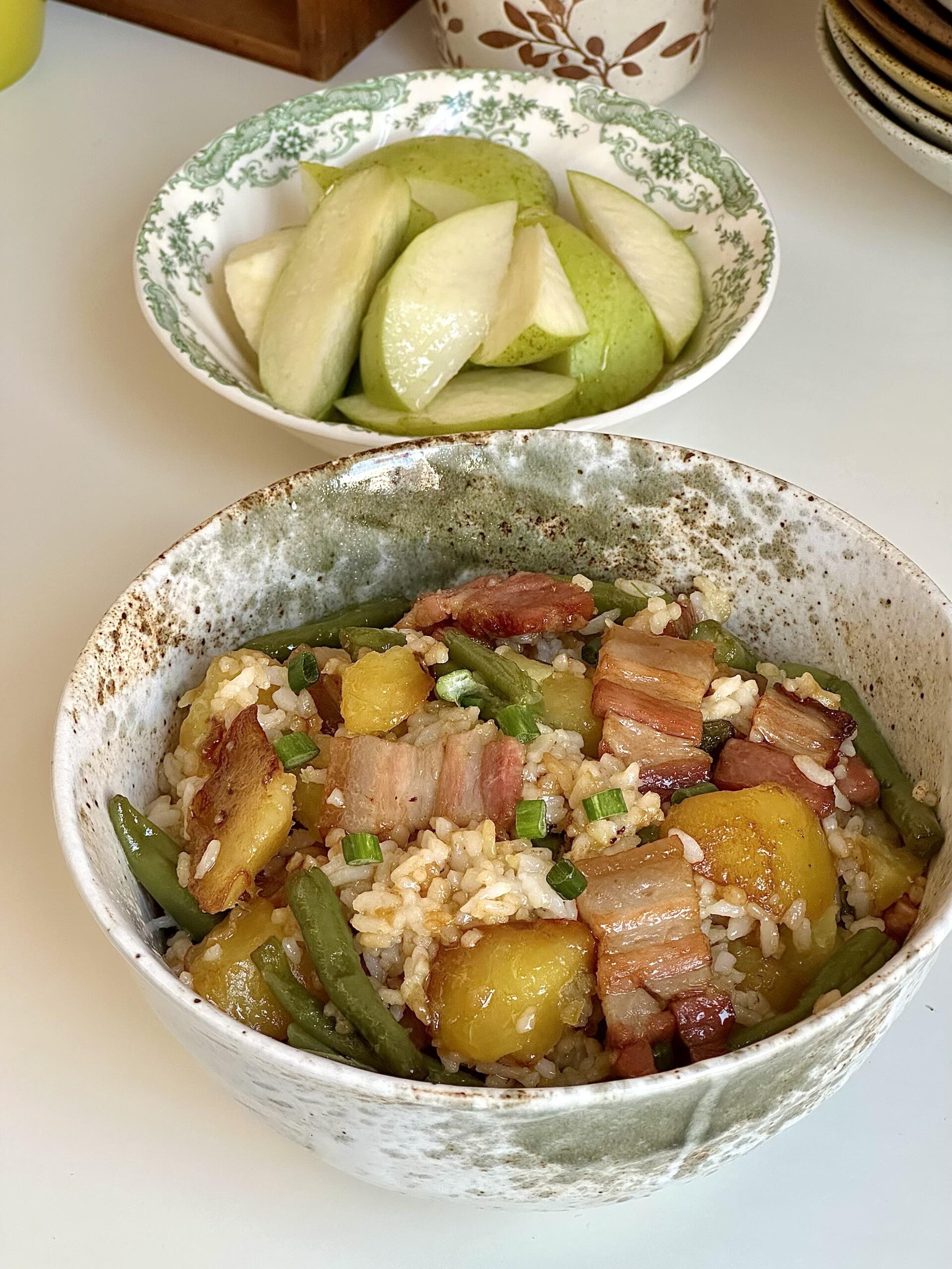 土豆豆角咸肉焖饭！巨香春天就馋这口锅气满满的焖饭，连菜带饭一锅端，有点小时候姥