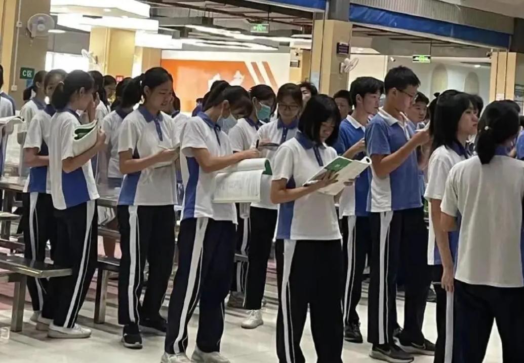 中考分流揭晓，家庭间的反应差异挺大。我们小区有个女孩子，考了478分，她爸妈也不