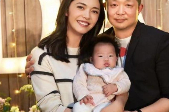 2012年，姚晨和摄影师曹郁结婚了。在结婚前，曹郁为了让姚晨心里踏实，有安全感，