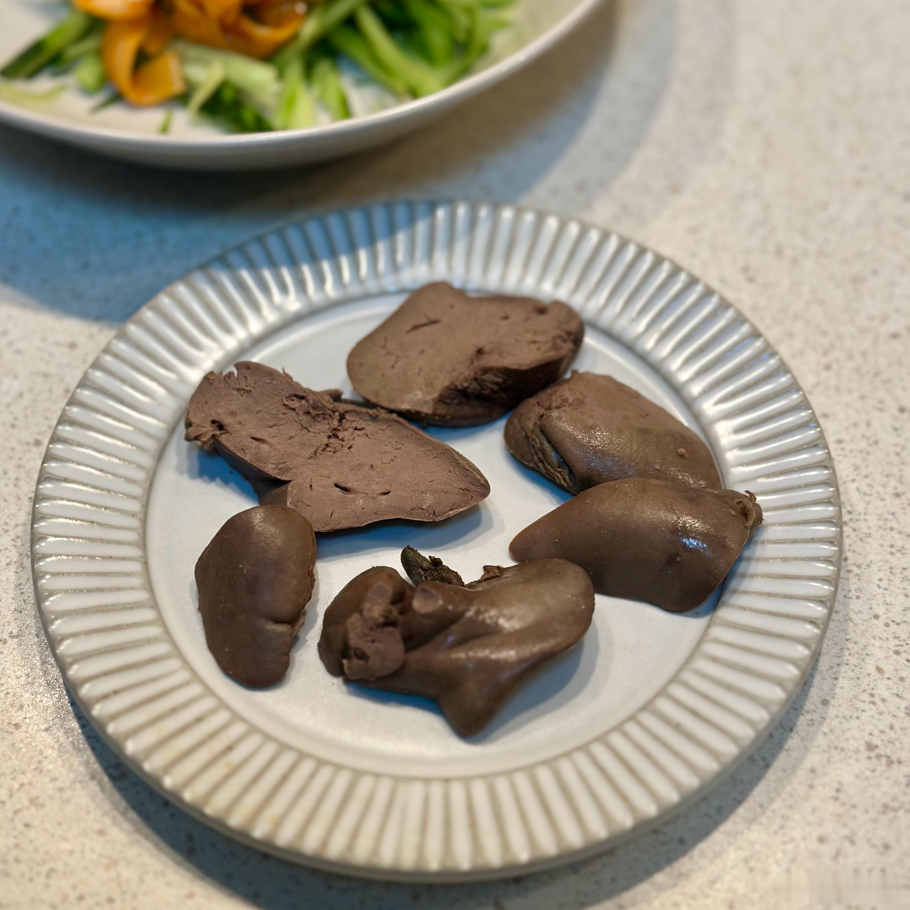 晚餐。蒸榨菜牛肉，蒸西兰花。整了点卤鹅肝尝尝。魔芋凉皮几乎没有热量，所以主食实际
