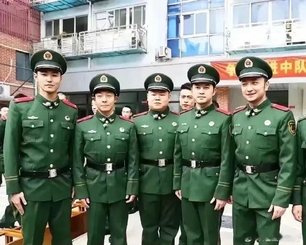 这军姿就沙溢看着像我军，疑似里面混进来一个国军、一个伪军[捂脸哭][捂脸哭]​​​