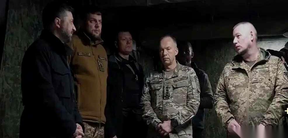 全世界都以为故事的开头是“1小时拿下基辅”。结果真正的开场是，他在战壕里，把一