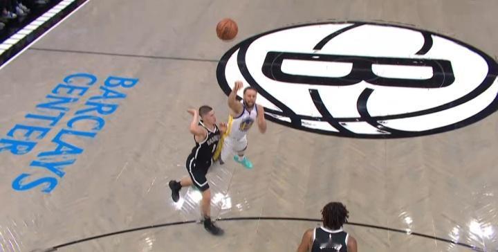 这裁判吹罚：库里2+1被取消，库里3+1再被取消，勇士抱怨，还吃技犯1次！2