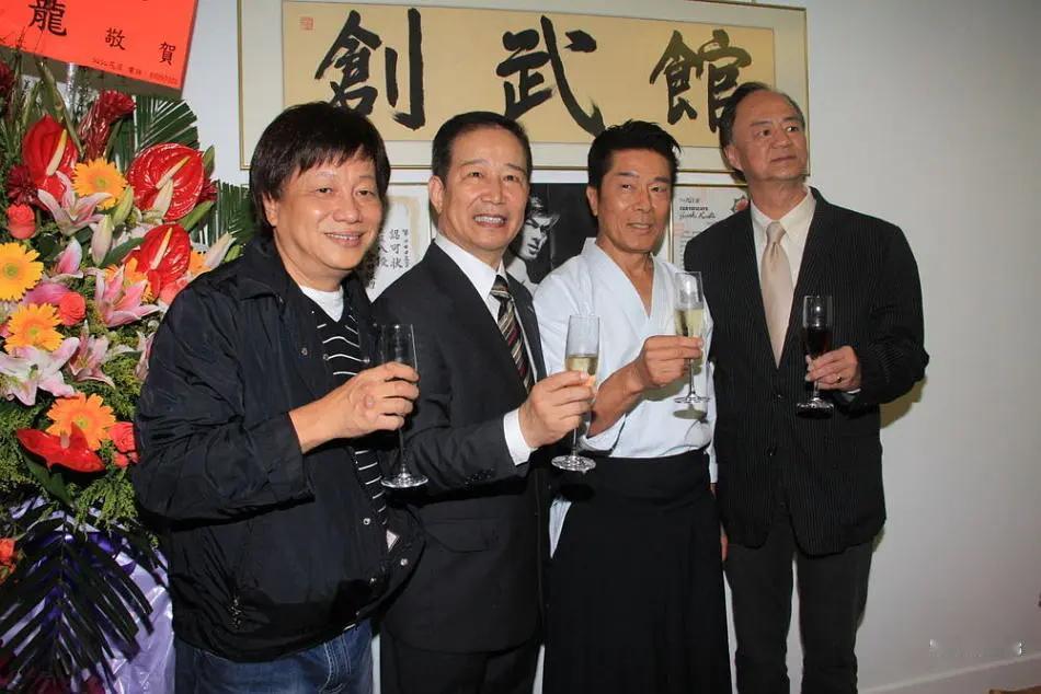 2011年11月，日本演员仓田保昭的武馆开业仪式上，狄龙与梁小龙同框现身。据